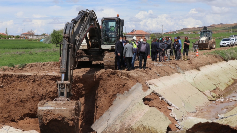 Aksaray'da sulama kanalı patladı, tarlalar ve evler sular altında kaldı
