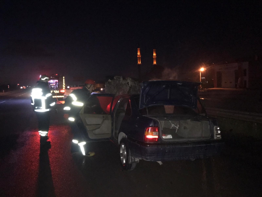 Aksaray'da, LPG'si bitince benzine geçen otomobil alev alarak yandı.
