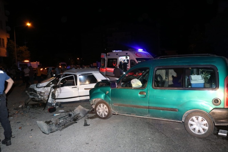 Aksaray'ın Ortaköy İlçesinde İki otomobil Kafa Kayaya Çarpıştı: 2’si çocuk 8 kişi yaralandı