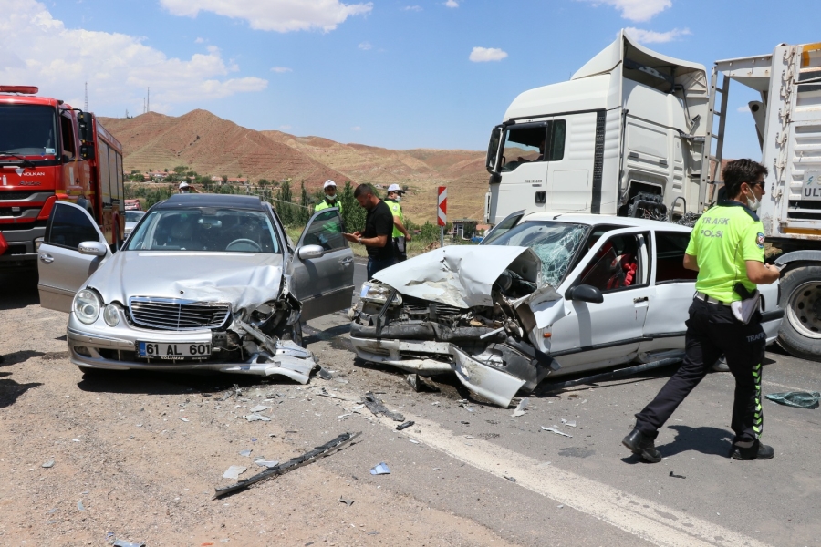 Aksaray'da otomobiller kafa kafaya çarpıştı: 2 yaralı