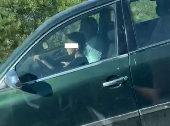 Aksaray'da küçük yaştaki bir çocuğun kara yolunda araç kullanırken görüntülendi.