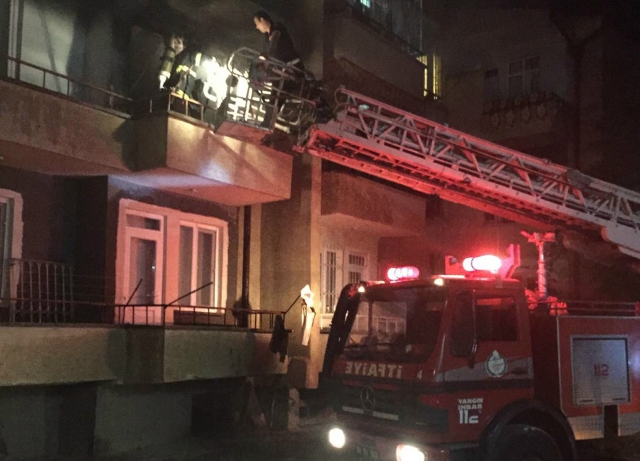 Aksaray Merkezde Gece Çıkan Yangın Korkuttu