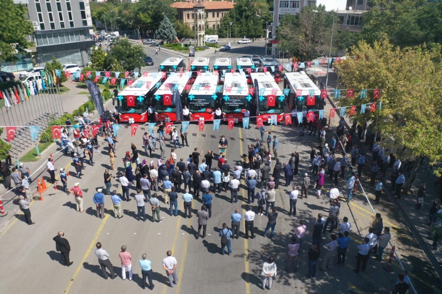 BAŞKAN DİNÇER BELEDİYE ARAÇ FİLOSUNA 6 YENİ OTOBÜSÜ KATTI