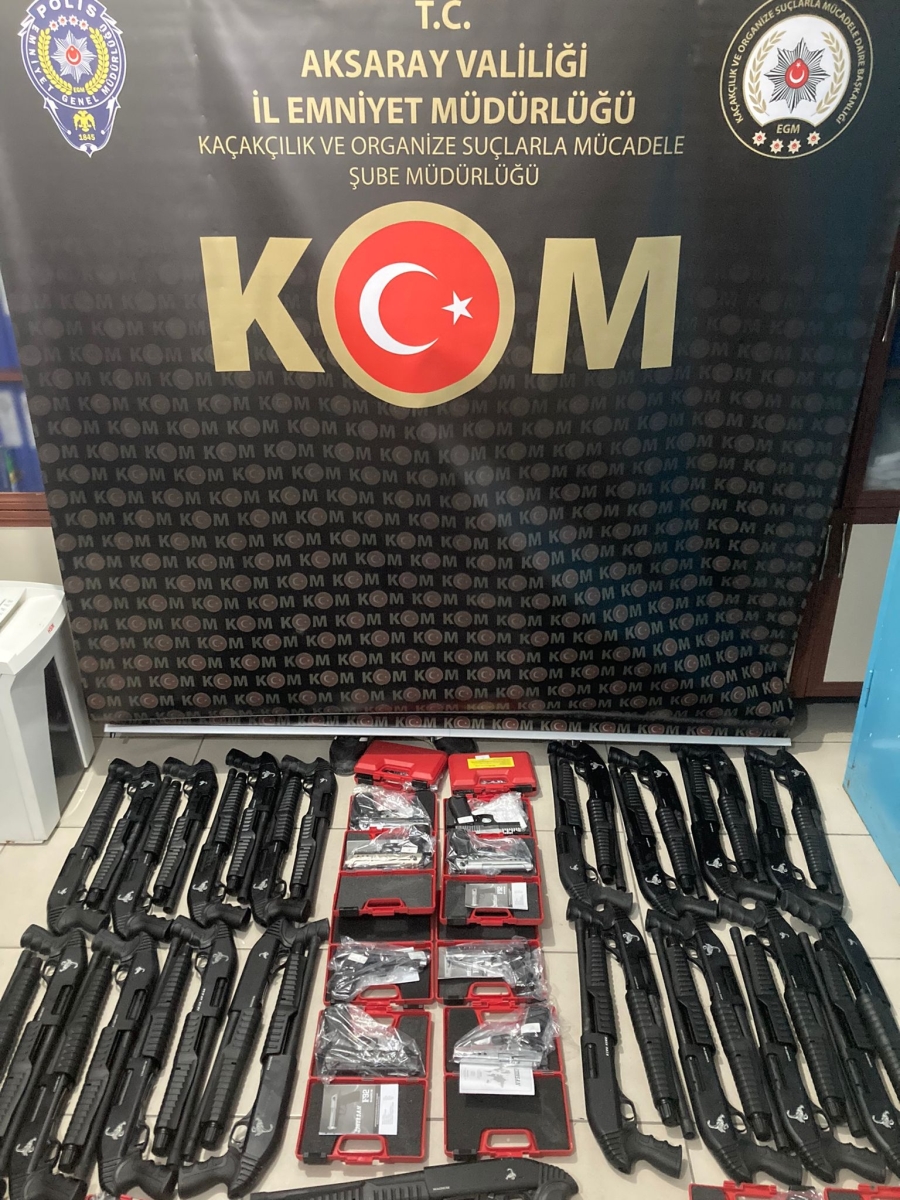 Aksaray'ın Ortaköy ilçesinde ruhsatsız 33 av tüfeği 19 kurusıkı tabanca ele geçirildi