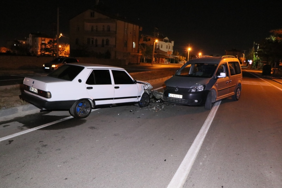 Alkollü sürücü ters yola girdi karşıdan gelen araçla kafa kafaya çarpıştı