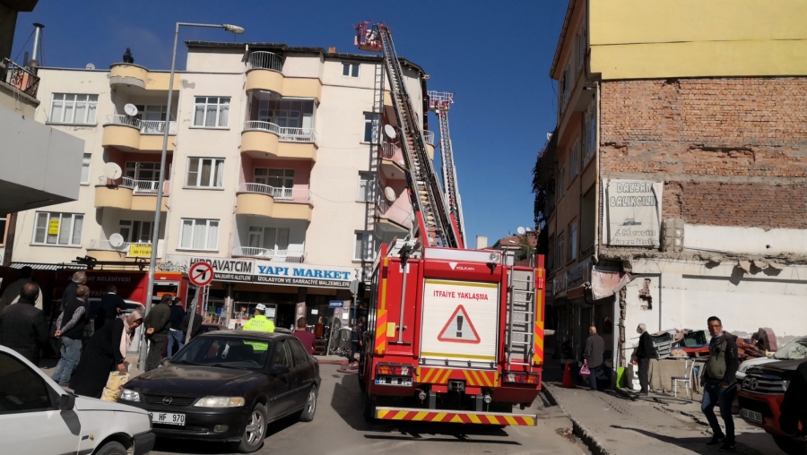 Aksaray'da bir evin çatısında çıkan yangın hasara neden oldu