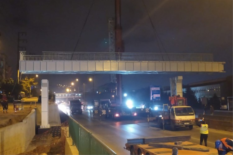 Kocaeli'nde İzmit Kuruçeşme'deki üst geçidin montajı yapıldı