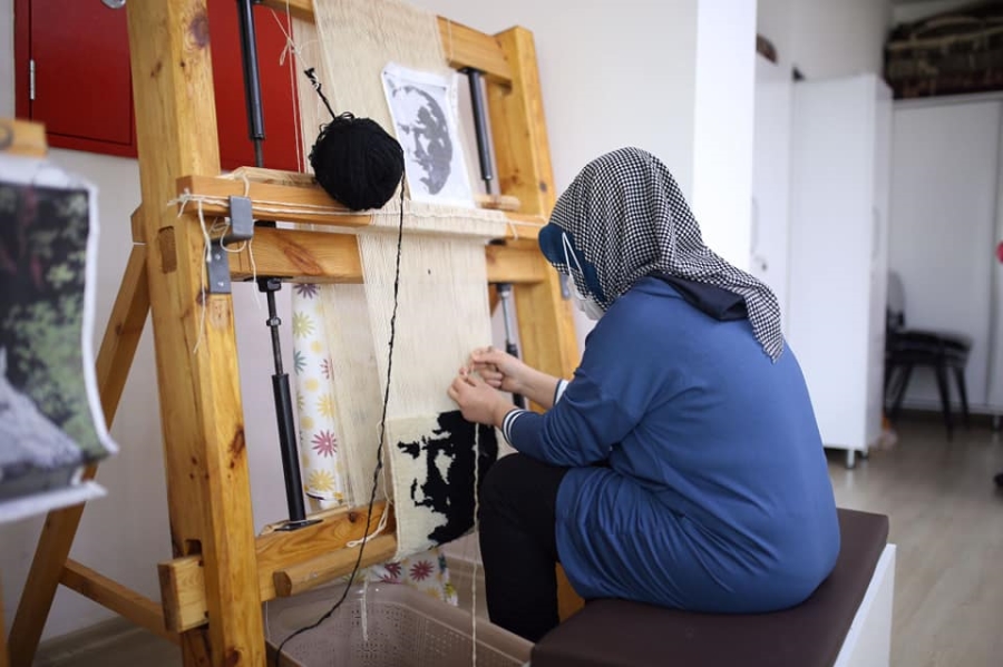 Geleneksel Dokuma Sanatı Necmiye Hatun Kadın Aktivite Merkezinde Yaşatılıyor
