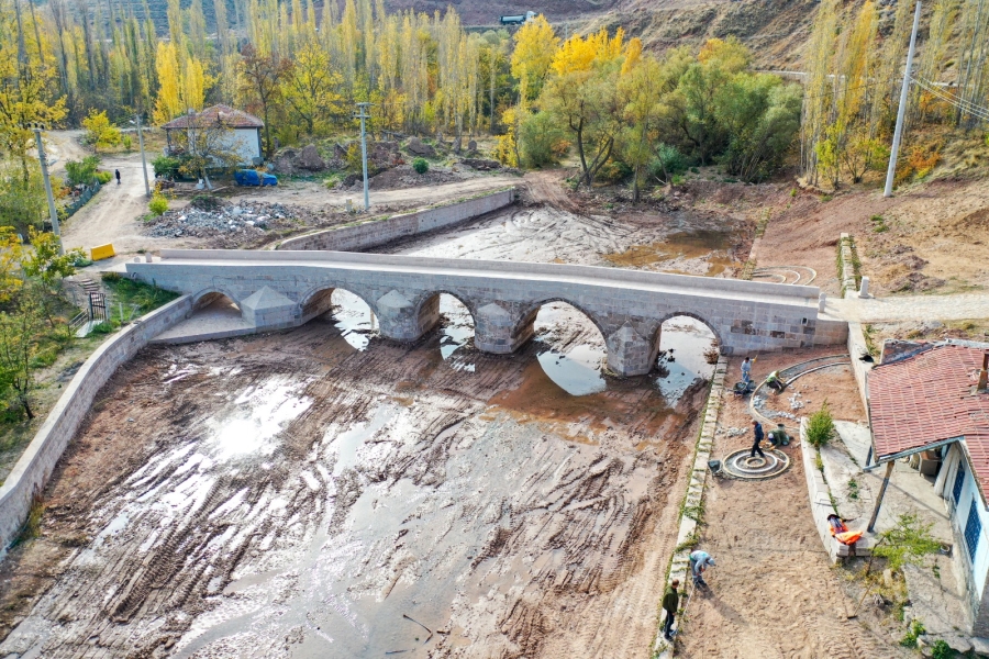 TARİHİ KALANLAR KÖPRÜSÜNDE RESTORASYONUN ARDINDAN PEYZAJ ÇALIŞMASI BAŞLATILDI