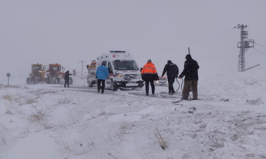 Hamile kadını taşıyan ambulansa kurtarma operasyonu
