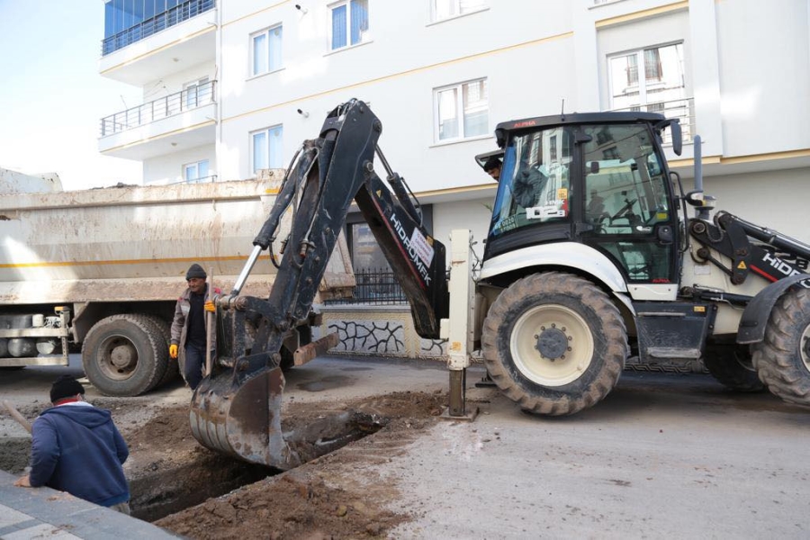 Aksaray'ın muhtelif yerlerinde bulunan yağmur suyu hatlarına ızgaralar yerleştiriliyor