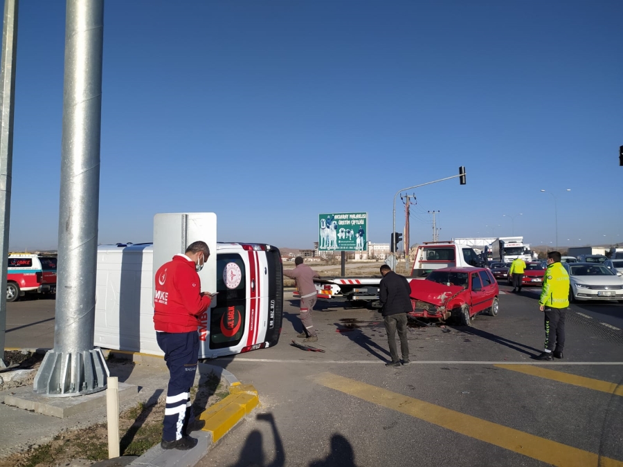 Aksaray'da Otomobil Ambulansa Çarptı 5 Kişi Yaralandı