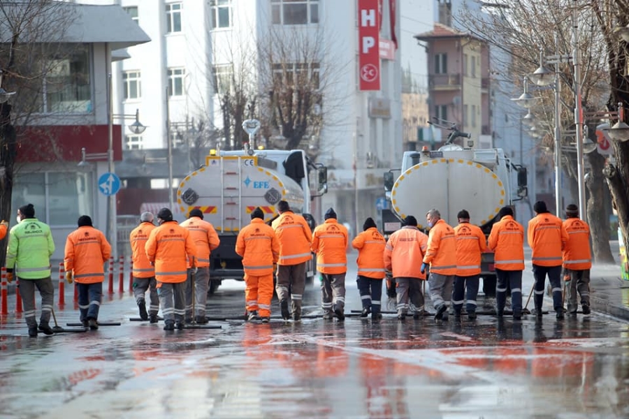 SOKAĞA ÇIKMA KISITLAMALARINDA CADDE, SOKAK VE MEYDANLAR YIKANARAK DEZENFEKTE EDİLDİ