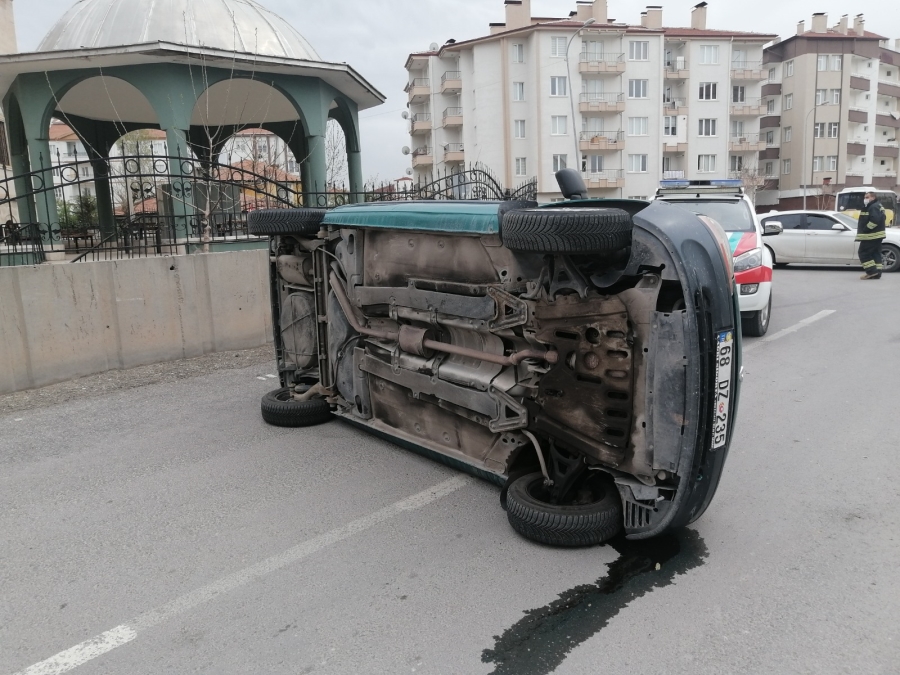 Hafif ticari araçla otomobil çarpıştı: 2 kişi yaralı