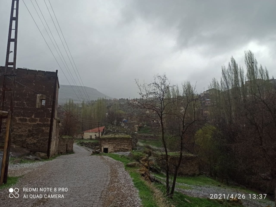 Aksaray'ın Güzelyurt İlçesinde dolu yağdı
