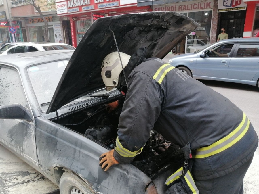 Aksaray'da otomobil yangını itfaiye tarafından söndürüldü