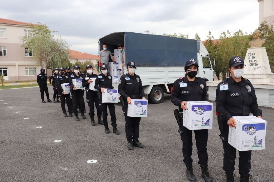 Polis adaylarından anlamlı yardım