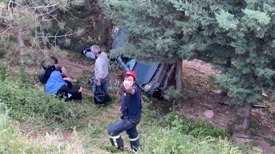 Aksaray'da otomobil parkın ormanlık alanına düştü 2 kişi yaralandı