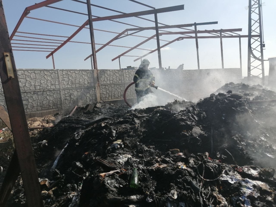 Aksaray'da geri dönüşüm fabrikası cayır cayır yandı