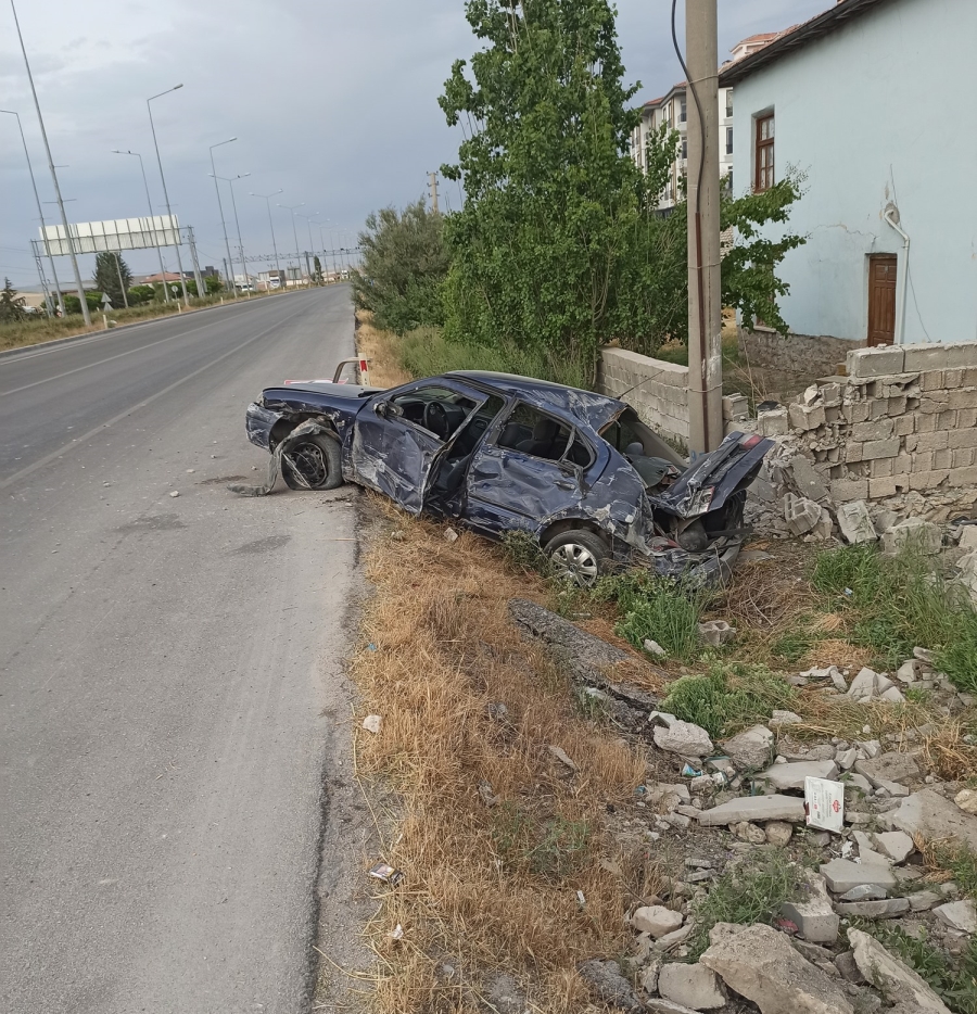 Aksaray'da şarampole düşen otomobil takla attı