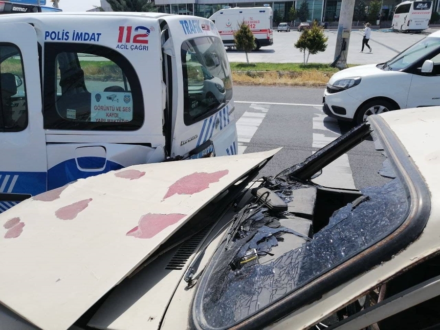 Aksaray'da polisten kaçarken polis aracına çarptı: 4 yaralı