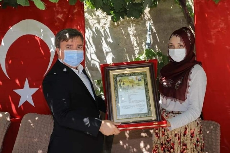 Vali Aydoğdu Şehit Piyade Uzman Çavuş Şahin Sarılmaz’ın Ihlara’daki evini ziyaret etti.