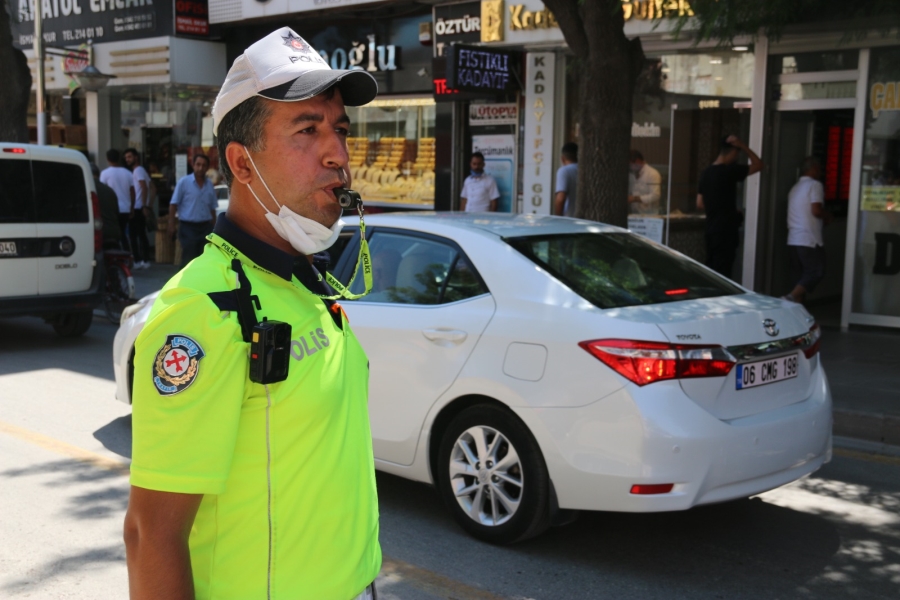 Kentteki yoğun trafiğe polisten sıkı denetim