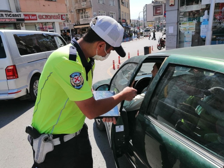 Aksaray'da Polis ekipleri yayaların yaya çizgilerinden geçişi esnasında araçların kurallara uyup uymadığını denetledi.