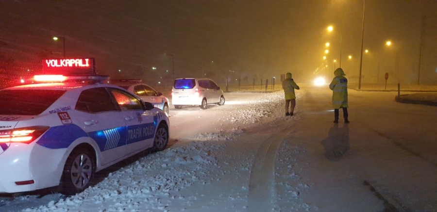Aksaray’da kar ve tipi nedeniyle tüm yollar trafiğe kapatıldı