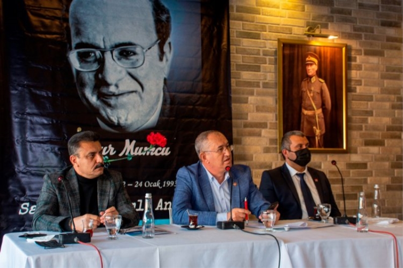 İzmir Dikili Uğur Mumcu'yu andı