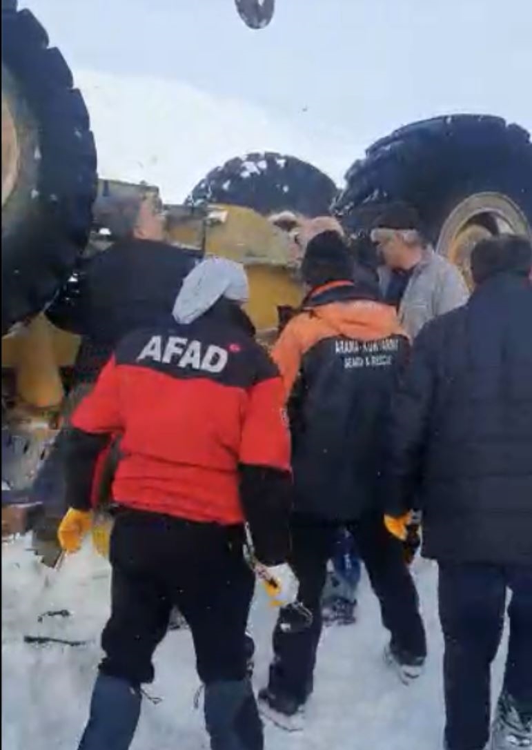 İş makinesinin altında kalan operatör yaralandı