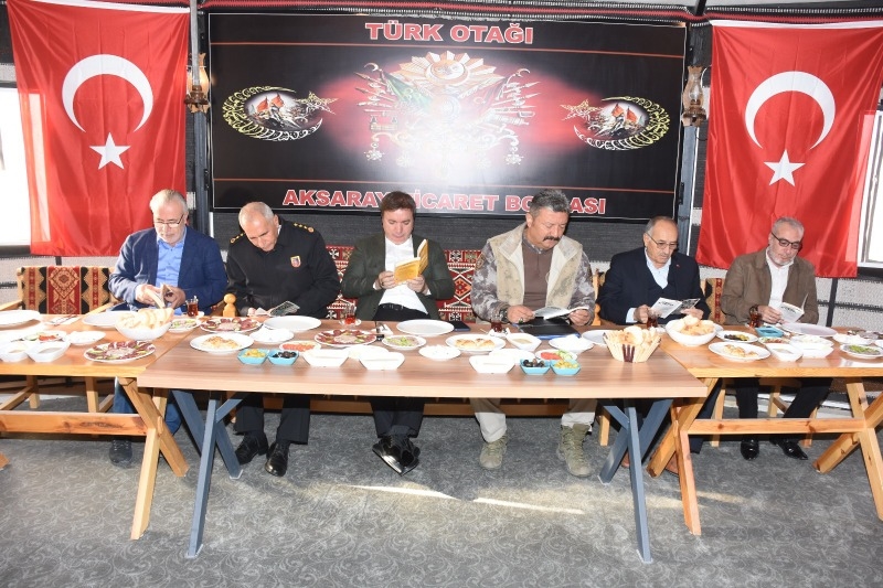 Önce kitap okudular, sonra öğrencilere yardım edip birlik beraberlik mesajı verdiler