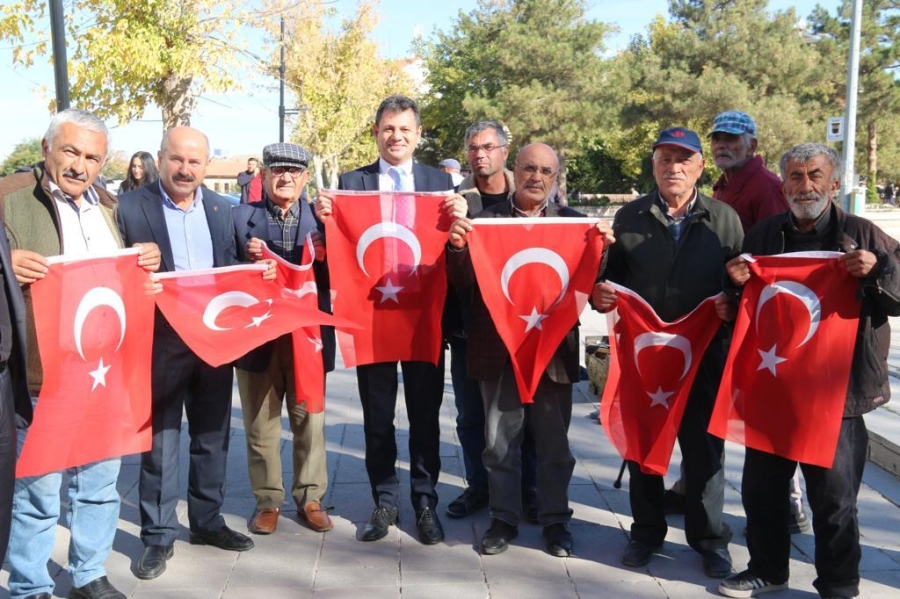 CHP YÖNETİCİLERİ 8 İLÇE 20 NOKTADA 1923 ADET TÜRK BAYRAĞI DAĞITTI