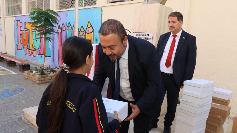 AKSARAYLI İŞ İNSANI HAKAN GÜNEŞ, 400 ÖĞRENCİYE AYAKKABI BAĞIŞINDA BULUNDU