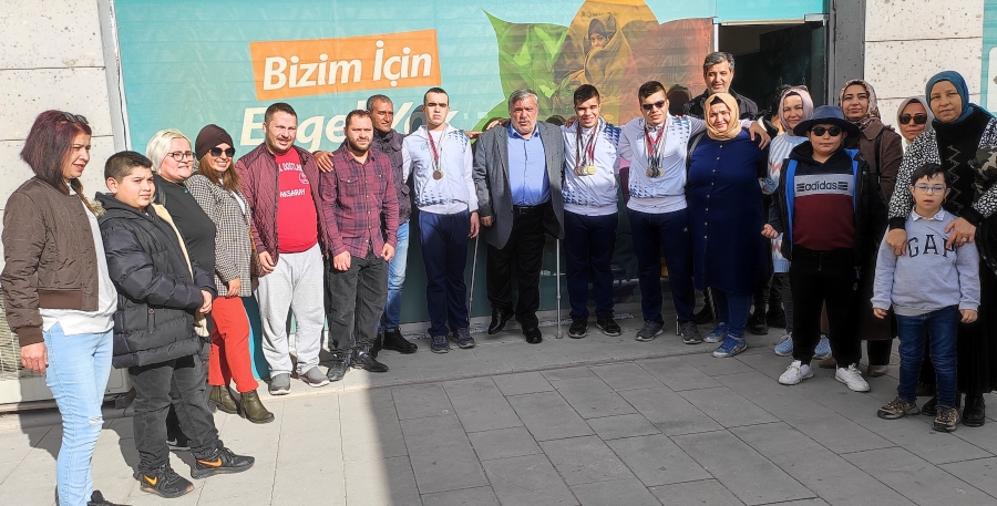 Altın Madalyalar Kazanarak Aksaray'a Dönen Özel Sporcular Davullu Zurnalı Karşılandı