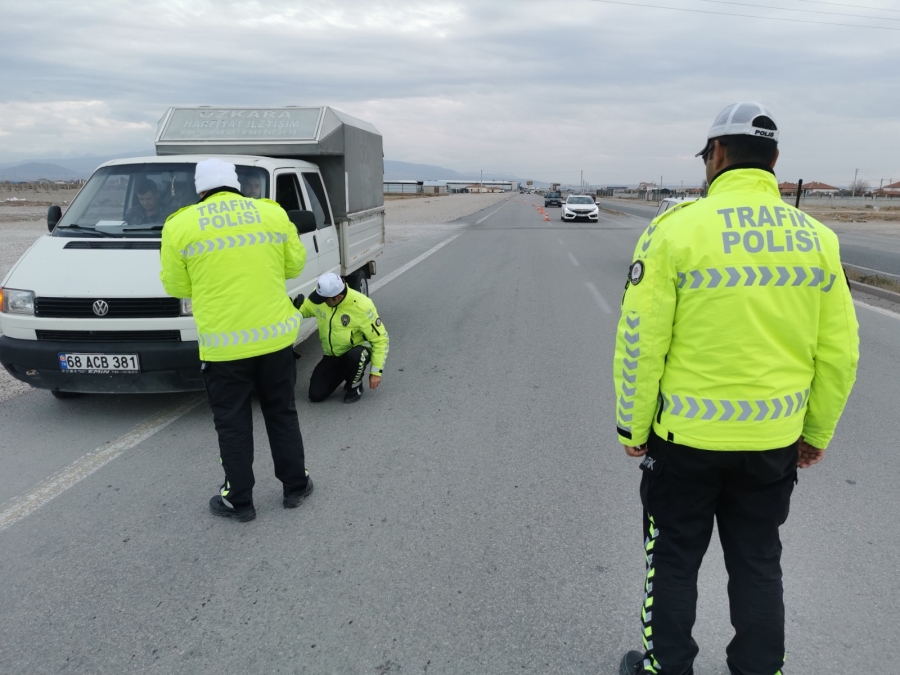 Aksaray'da kış lastiği denetimleri aralıksız devam ediyor