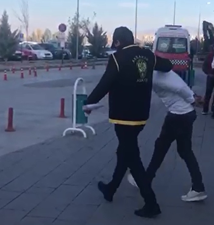 Aksaray'da Hırsızlık Suçundan Aranan 2 Kişi Yakalandı