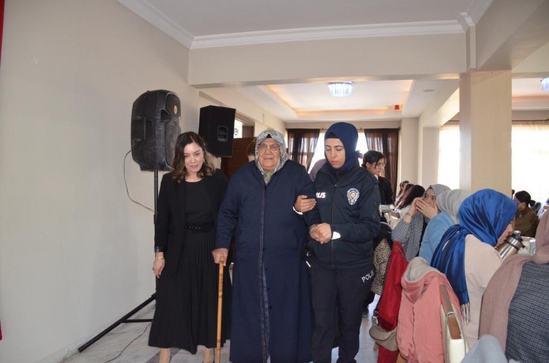 Aksaray Polisevinde Şehit Ailelerine Kahvaltı Programı Düzenlendi