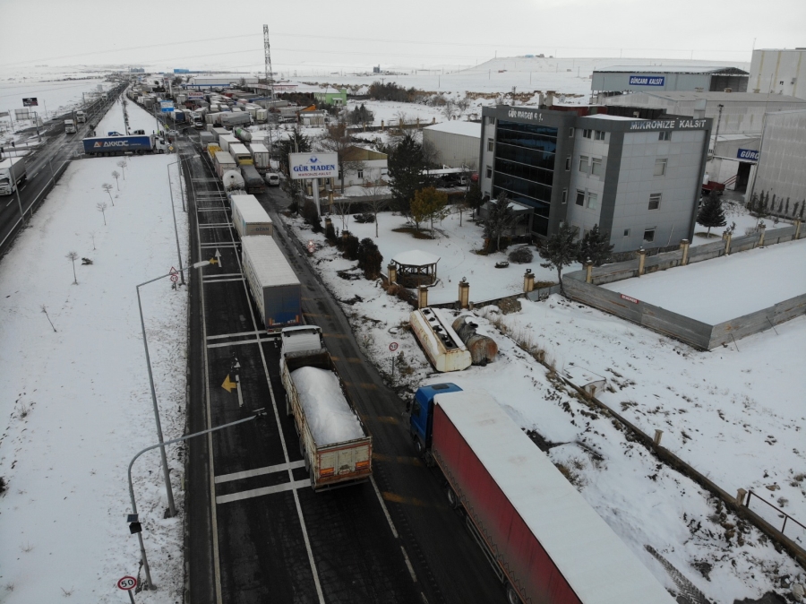 Aksaray Adana karayolunda bulunan tesisler tır ve araçlarla adeta doldu taştı.