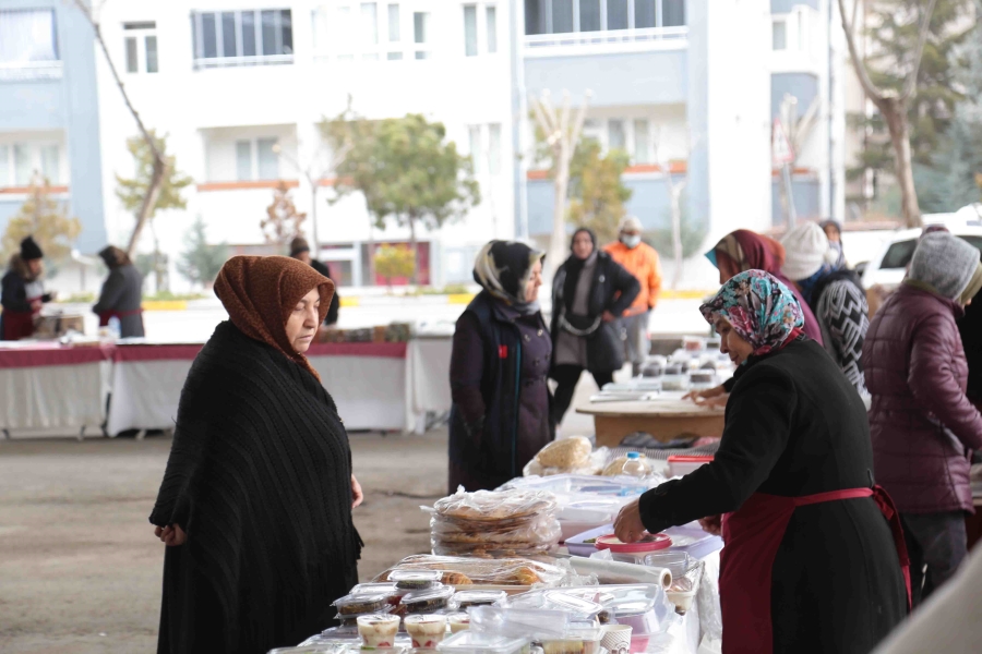 Hanımeli pazarı ile kadınlara üretme ve pazarlama imkânı sunuyor.