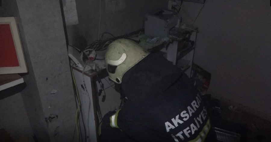 Aksaray'da yangın çıkan fotoğrafçı dükkanı kullanılmaz hale geldi