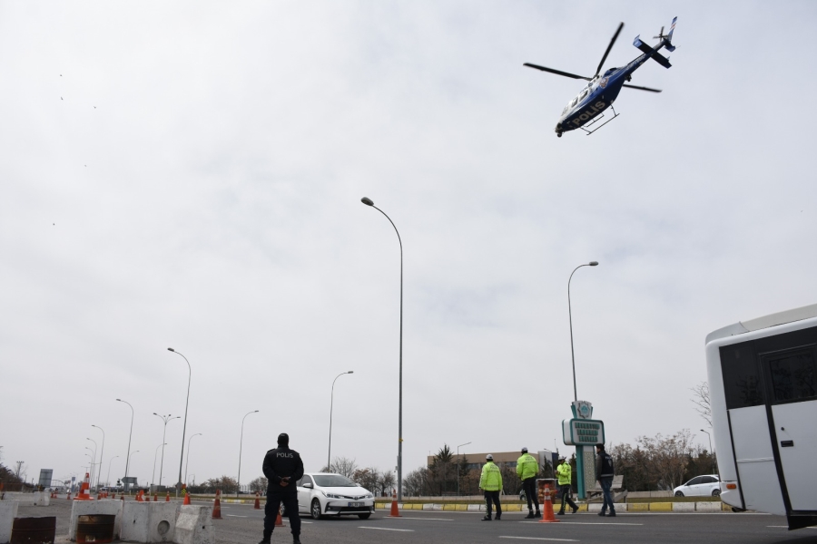 Aksaray'da Helikopter destekli trafik uygulaması gerçekleştirdi.