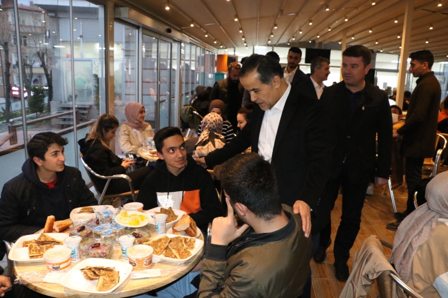 GENÇLER İFTARDA BULUŞTU