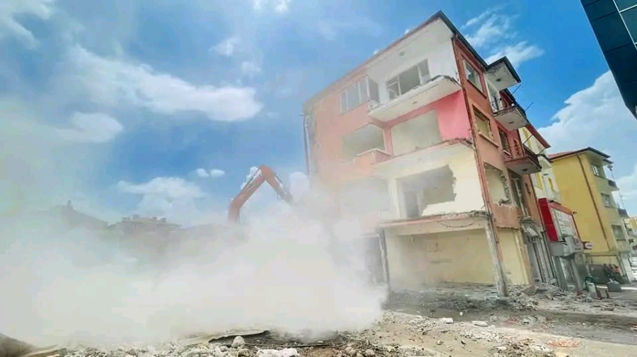 Aksaray'da kentsel dönüşüm kapsamında bina yıkımları devam ediyor