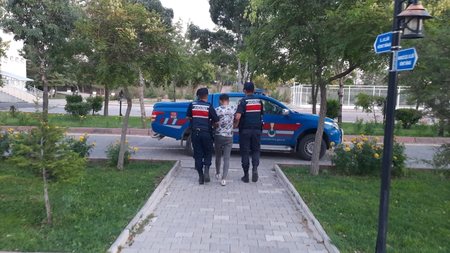 Jandarma Hakkında 13 Yıl 10 Ay 6 Gün Kesinleşmiş Cezası Bulunan Şantajcıyı Yakaladı