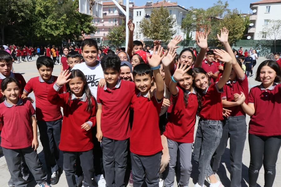 Aksaray’da da binlerce öğrenci ve öğretmen için okullarda ilk ders zili çaldı.