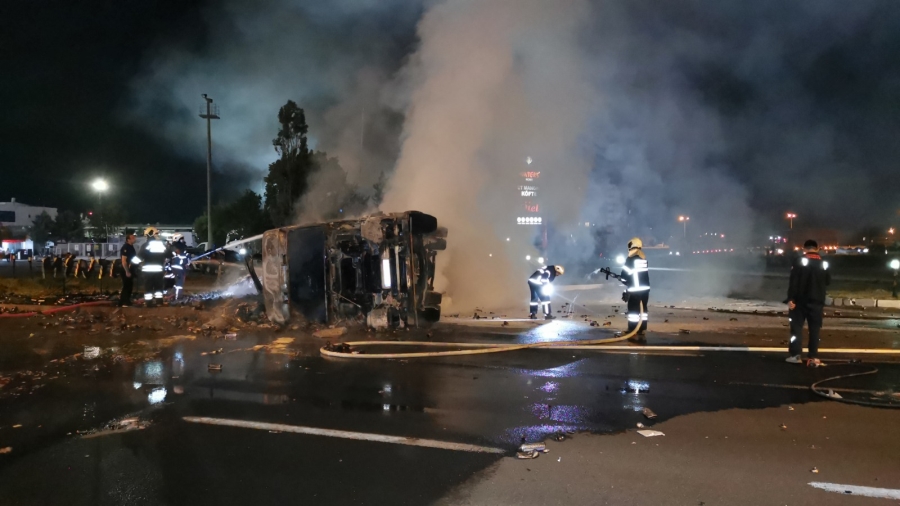 Aksaray'da devrilen TIR bir anda alev topuna döndü sürücü canını zor kurtardı