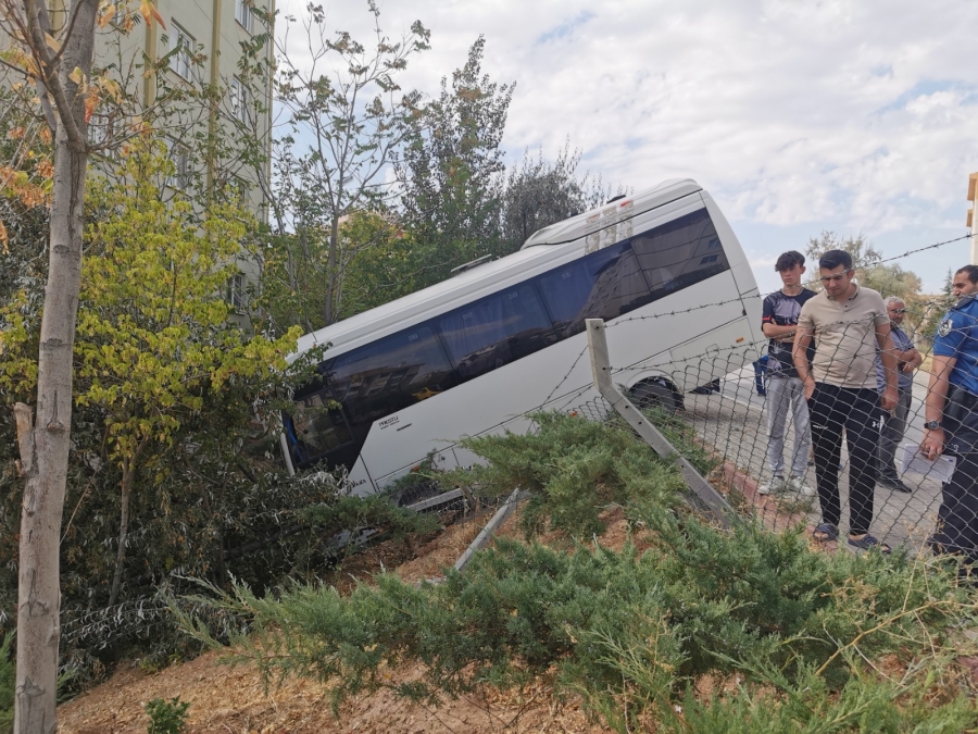 Aksaray'da işçi servisi kaza yaptı sürücüsü hayatını kaybetti
