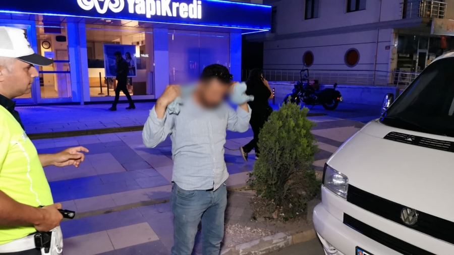 Aksaray'da gece uygulama yapan polis ekipleri Bir araçta polis çakarı yakaladı