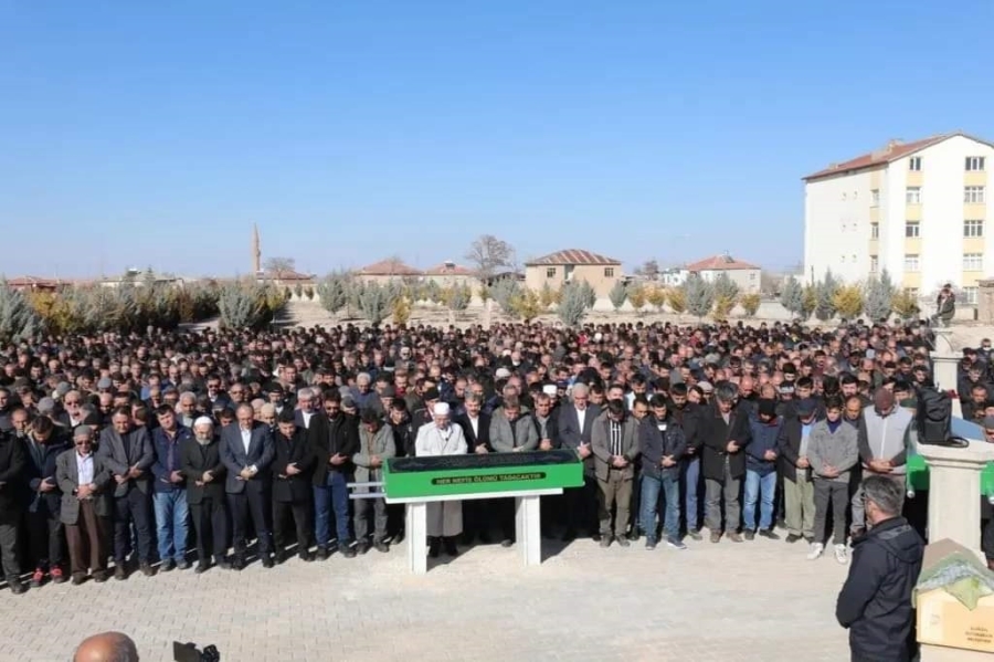 Eşmekaya'da Trafik kazasında hayatını kaybeden 3 Kişi gözyaşları arasında toprağa verildi